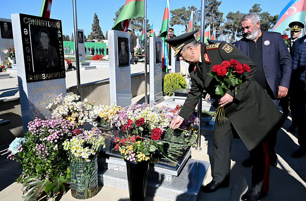 Azerbaijan's MoD visits graves of National Leader, Martyrs ahead of Victory Day (PHOTO)