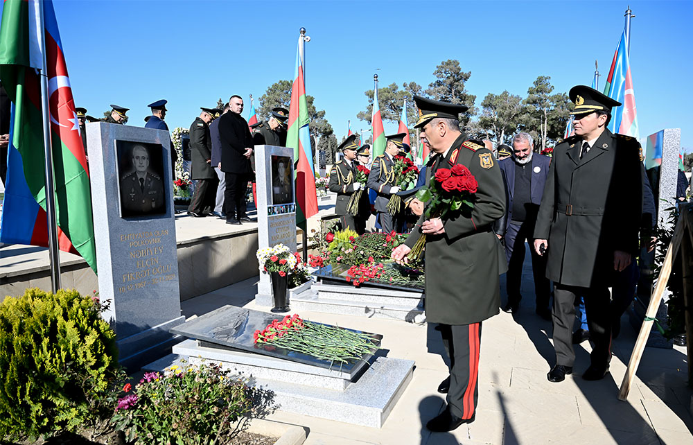Azerbaijan's MoD visits graves of National Leader, Martyrs ahead of Victory Day (PHOTO)