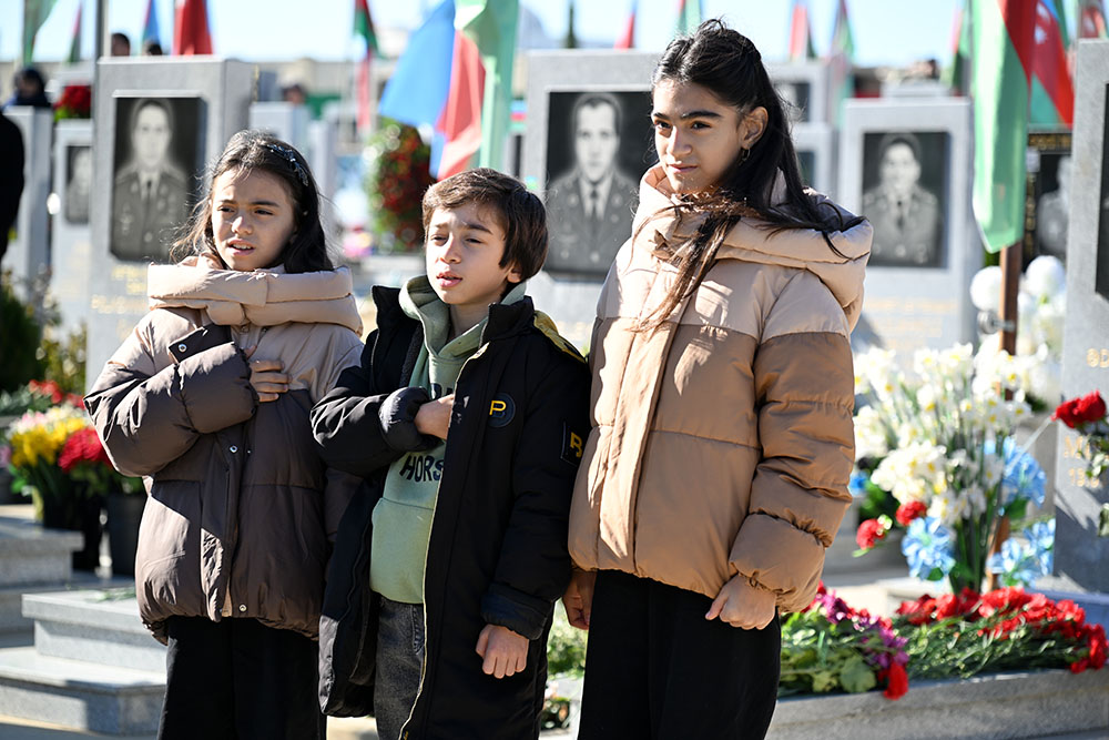 Azerbaijan's MoD visits graves of National Leader, Martyrs ahead of Victory Day (PHOTO)