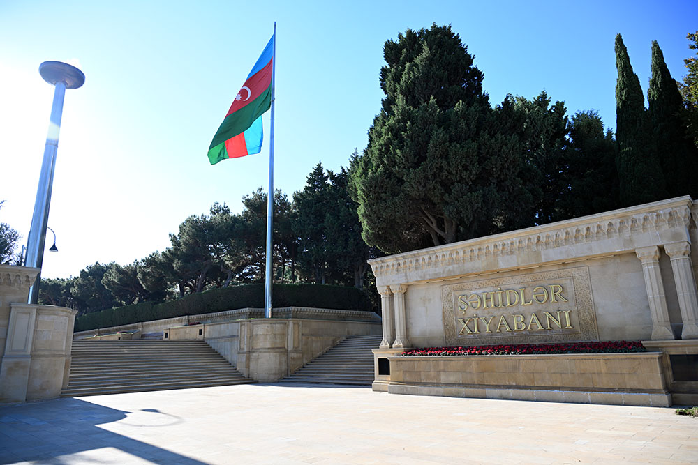 Azerbaijan's MoD visits graves of National Leader, Martyrs ahead of Victory Day (PHOTO)