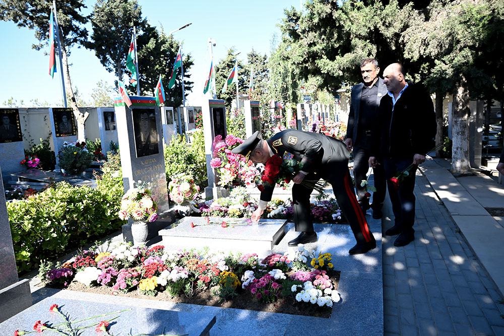 Azerbaijan's MoD visits graves of National Leader, Martyrs ahead of Victory Day (PHOTO)