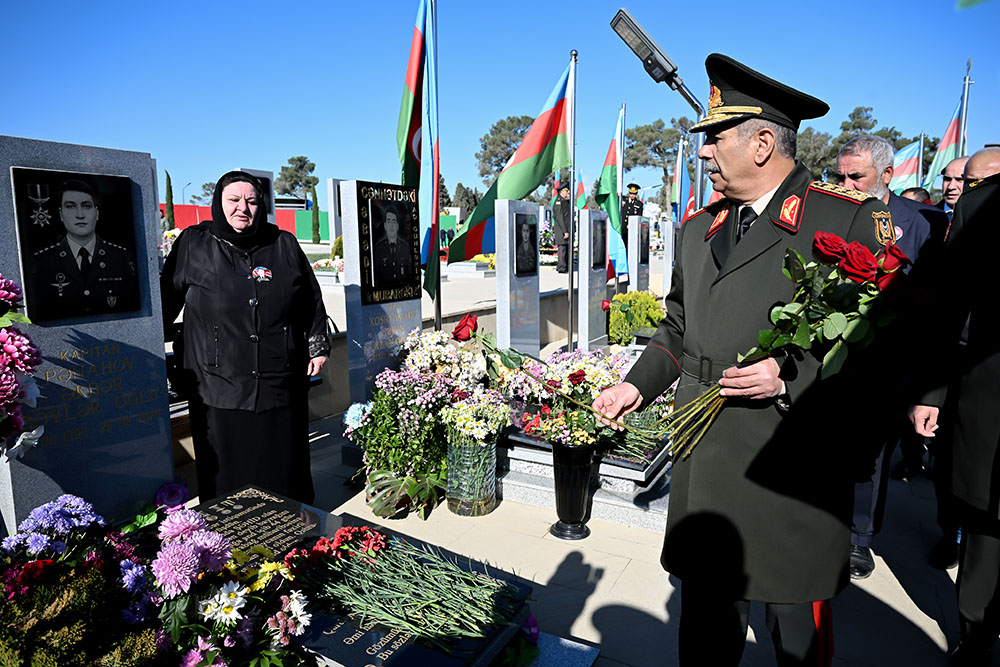 Azerbaijan's MoD visits graves of National Leader, Martyrs ahead of Victory Day (PHOTO)