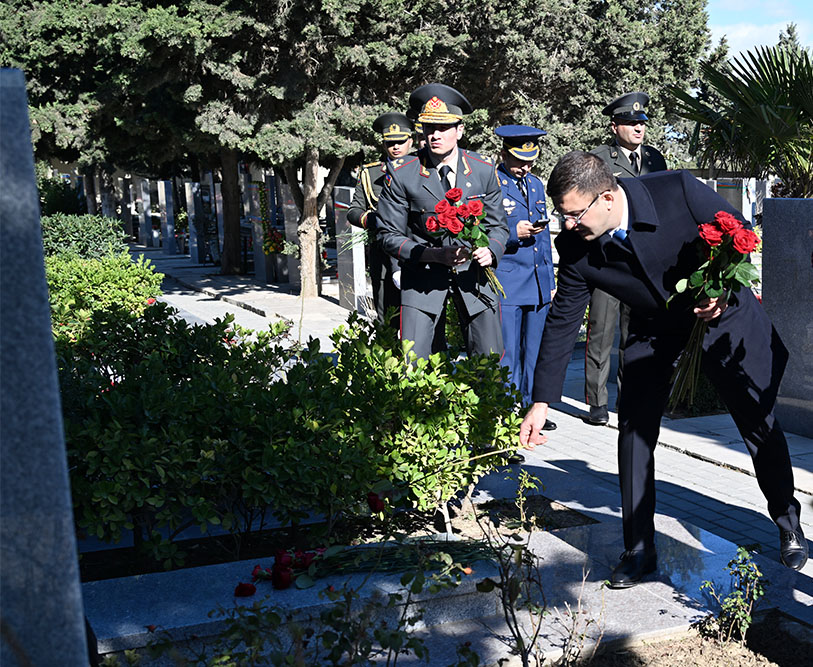 Azerbaijan's MoD visits graves of National Leader, Martyrs ahead of Victory Day (PHOTO)