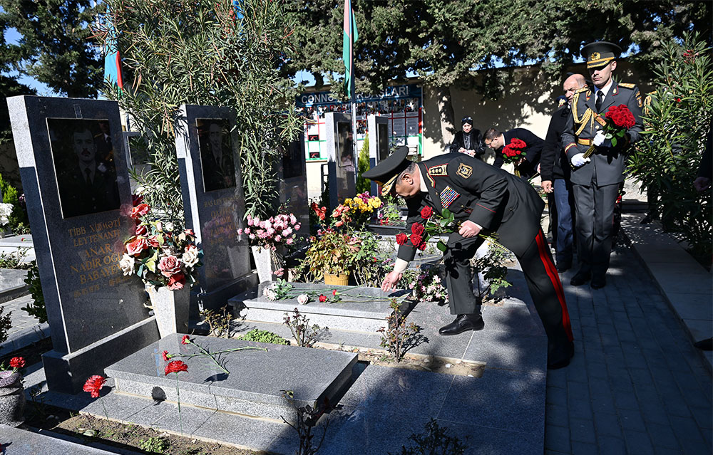 Azerbaijan's MoD visits graves of National Leader, Martyrs ahead of Victory Day (PHOTO)