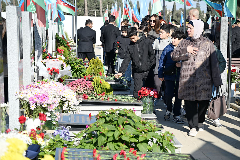 Azerbaijan's MoD visits graves of National Leader, Martyrs ahead of Victory Day (PHOTO)