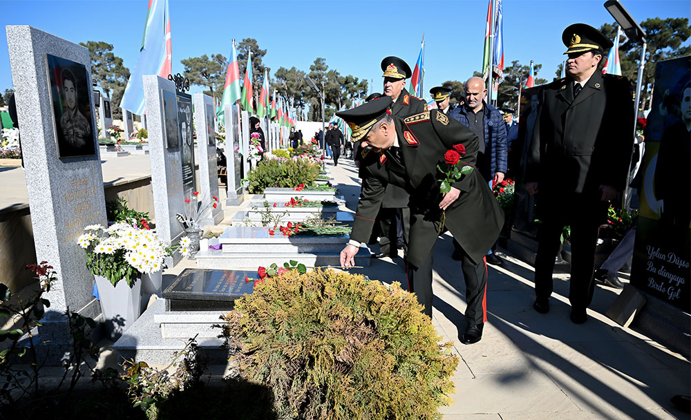 Azerbaijan's MoD visits graves of National Leader, Martyrs ahead of Victory Day (PHOTO)