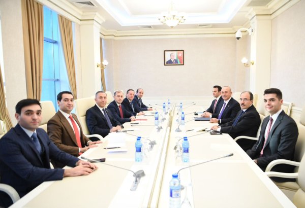 Azerbaijani parliament hosts meeting with former Turkish FM
