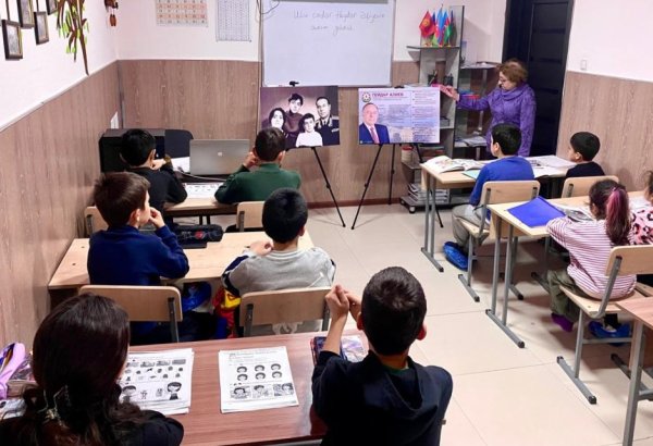 Students pay tribute to Great Leader Heydar Aliyev in Kyrgyzstan's Bishkek (PHOTO)
