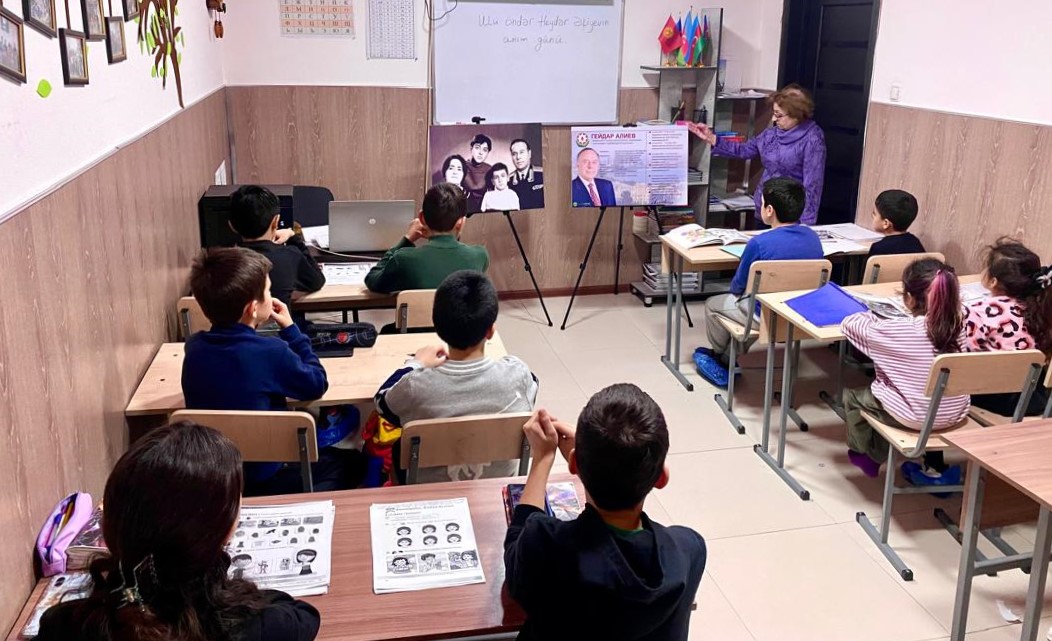 Students pay tribute to Great Leader Heydar Aliyev in Kyrgyzstan's Bishkek (PHOTO)