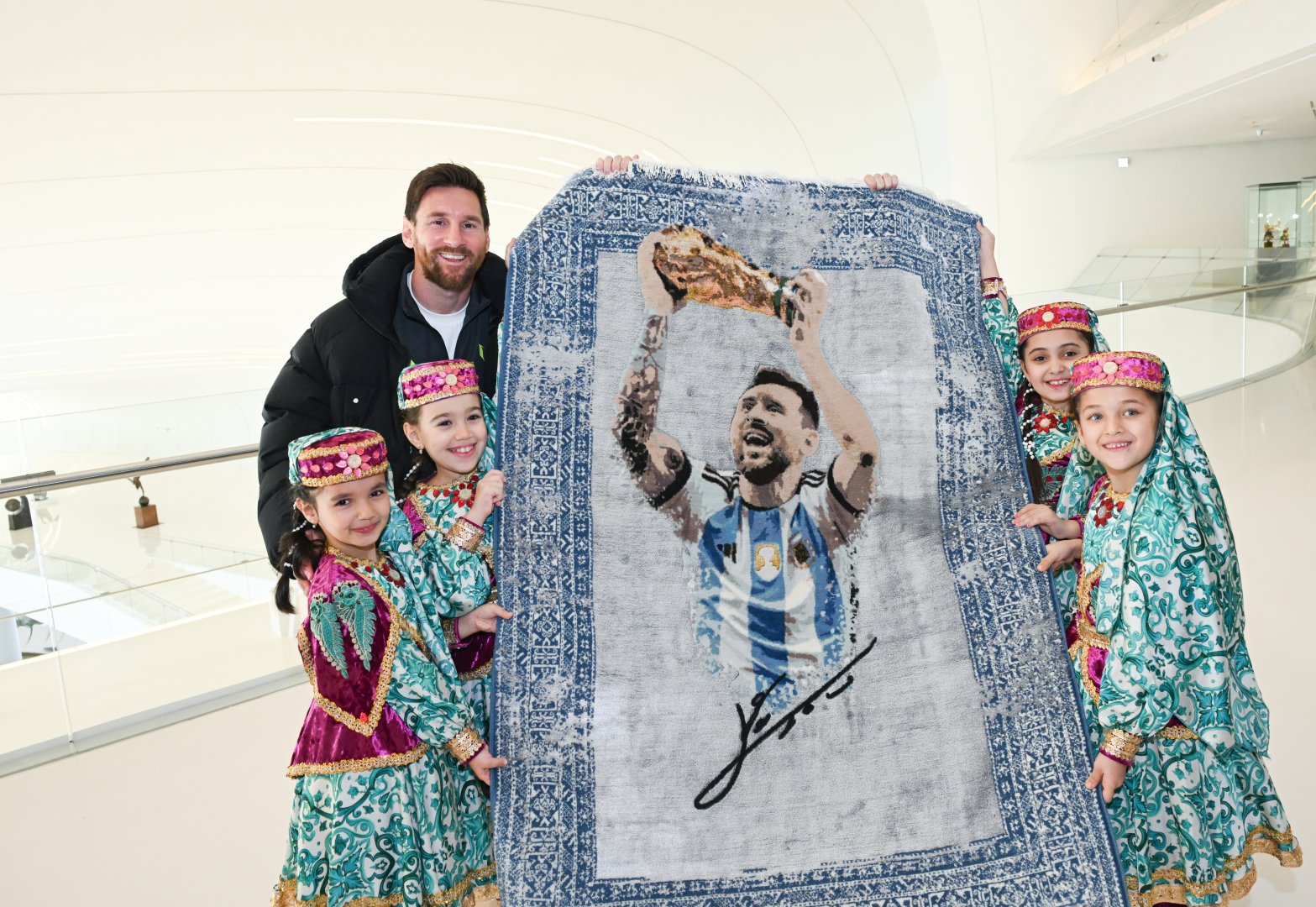 Lionel Messi and his teammates visit Azerbaijan's Heydar Aliyev Center! (PHOTO)