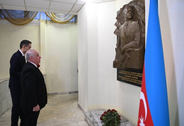 Azerbaijani PM pays tribute to memory of National Leader Heydar Aliyev in Moscow (PHOTO)