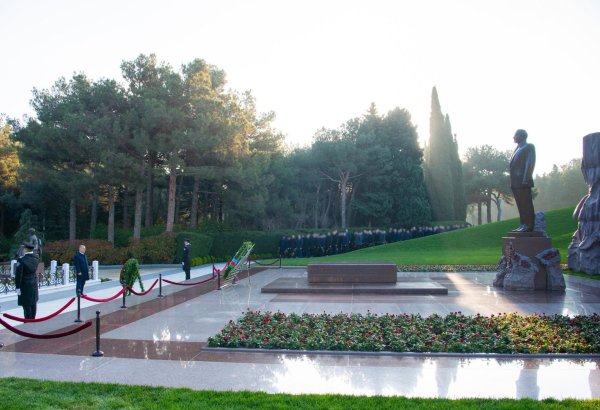 Azerbaijani security service staff visits National Leader Heydar Aliyev's tomb (PHOTO/VIDEO)