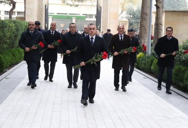 Azerbaijani Health Ministry's leadership honors memory of National Leader Heydar Aliyev (PHOTO)