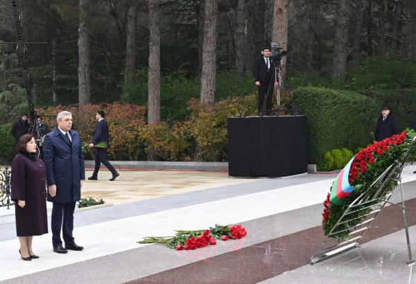 Azerbaijani officials pay tribute to memory of National Leader Heydar Aliyev at Alley of Honors (PHOTO)