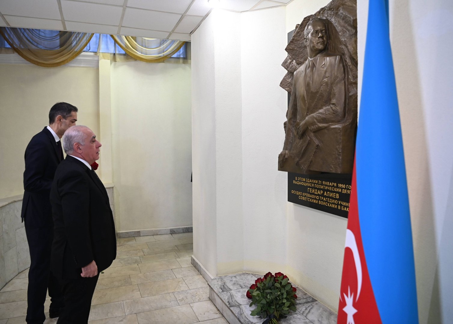 Azerbaijani PM pays tribute to memory of National Leader Heydar Aliyev in Moscow (PHOTO)