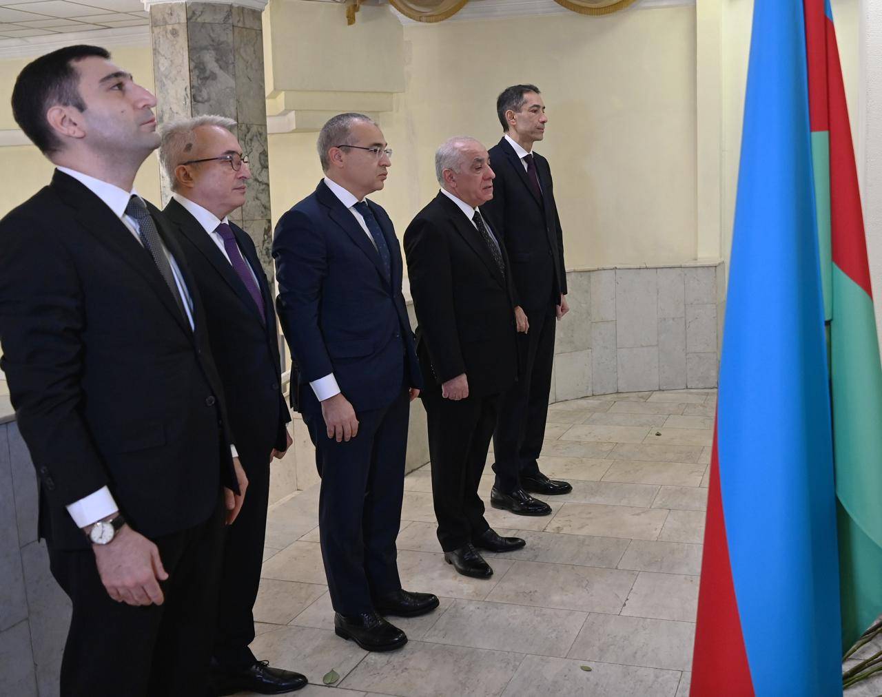 Azerbaijani PM pays tribute to memory of National Leader Heydar Aliyev in Moscow (PHOTO)