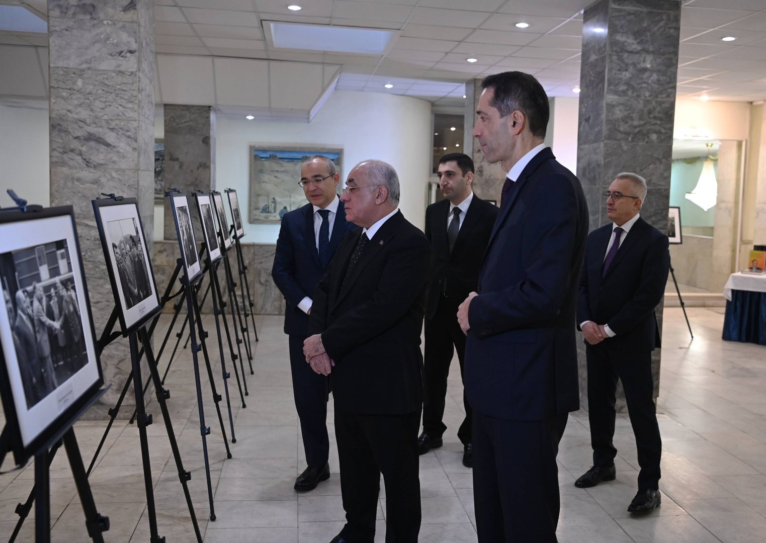 Azerbaijani PM pays tribute to memory of National Leader Heydar Aliyev in Moscow (PHOTO)