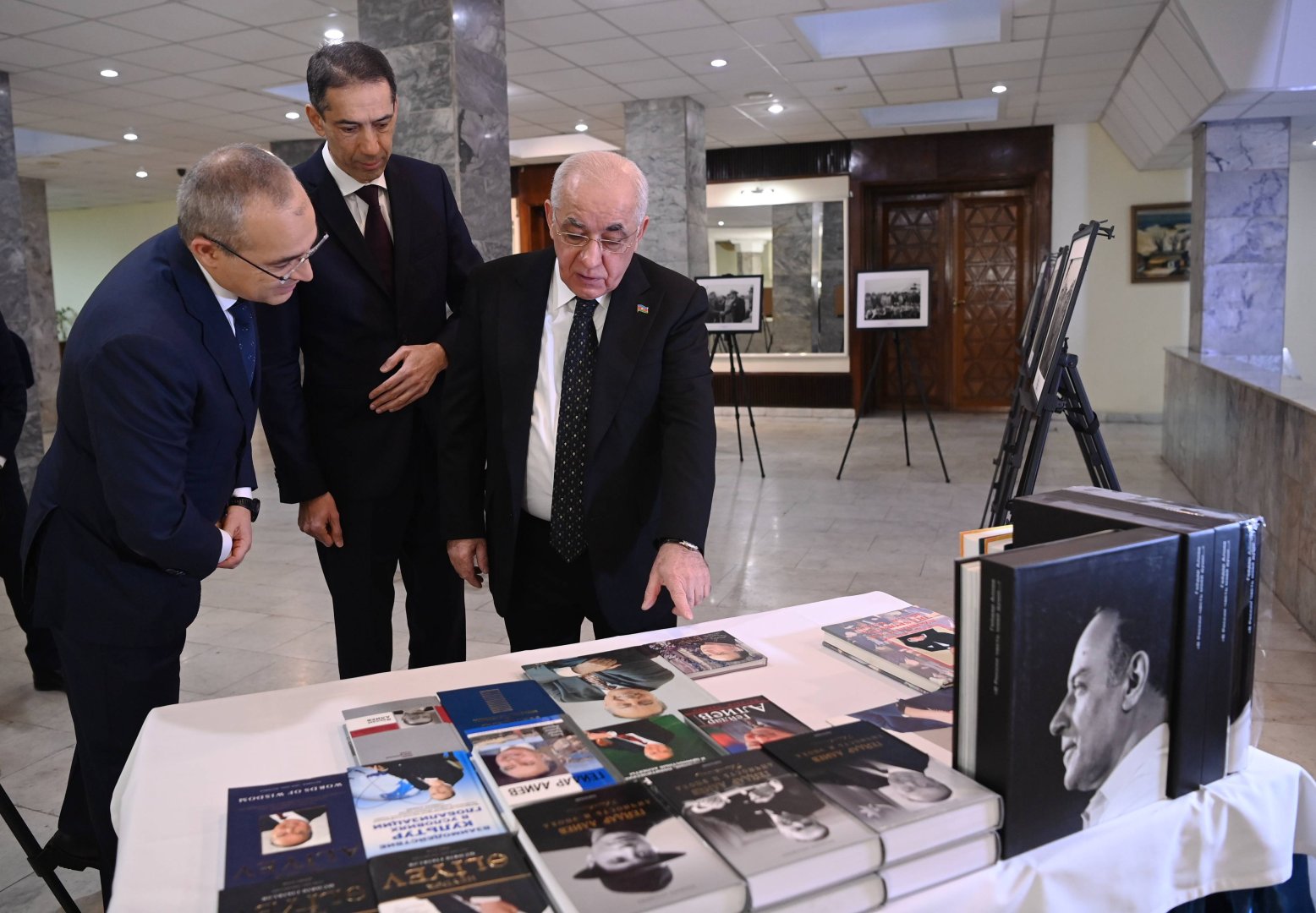 Azerbaijani PM pays tribute to memory of National Leader Heydar Aliyev in Moscow (PHOTO)