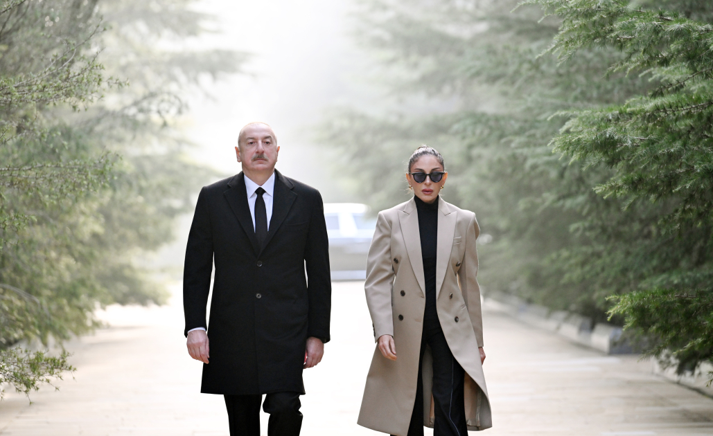 President Ilham Aliyev, First Lady Mehriban Aliyeva visit grave of National Leader Heydar Aliyev (PHOTO/VIDEO)
