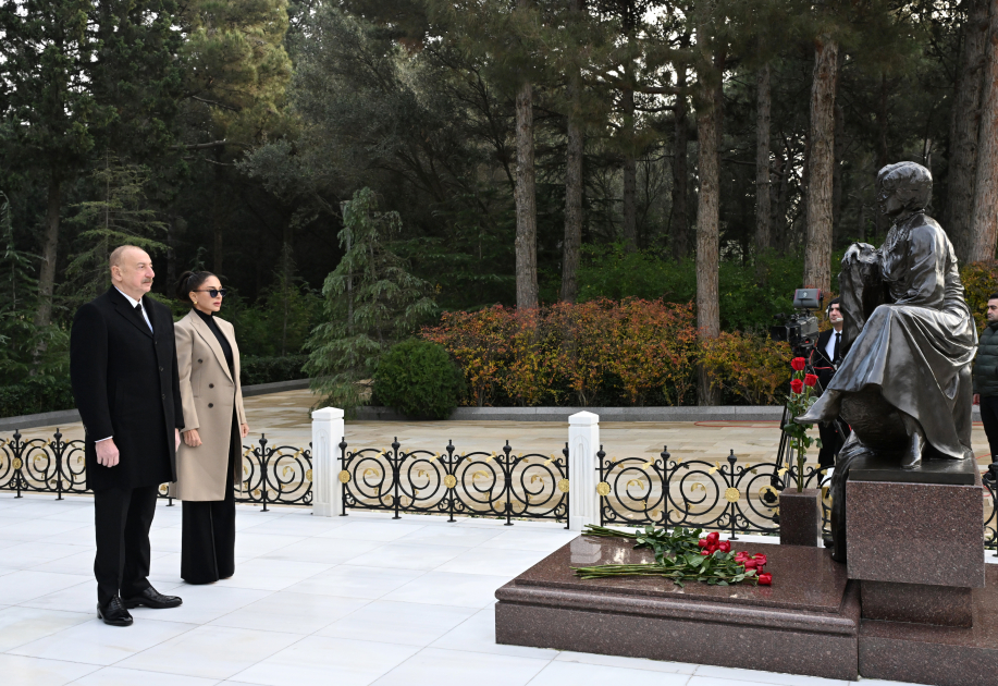 President Ilham Aliyev, First Lady Mehriban Aliyeva visit grave of National Leader Heydar Aliyev (PHOTO/VIDEO)