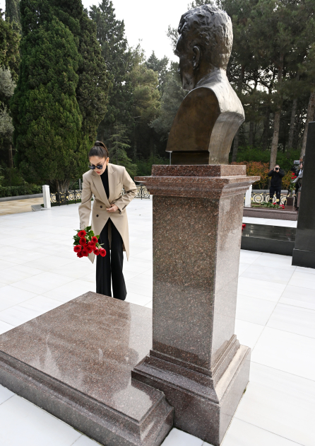 President Ilham Aliyev, First Lady Mehriban Aliyeva visit grave of National Leader Heydar Aliyev (PHOTO/VIDEO)