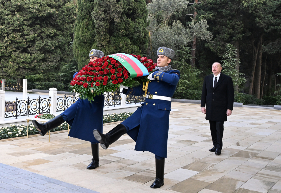President Ilham Aliyev, First Lady Mehriban Aliyeva visit grave of National Leader Heydar Aliyev (PHOTO/VIDEO)