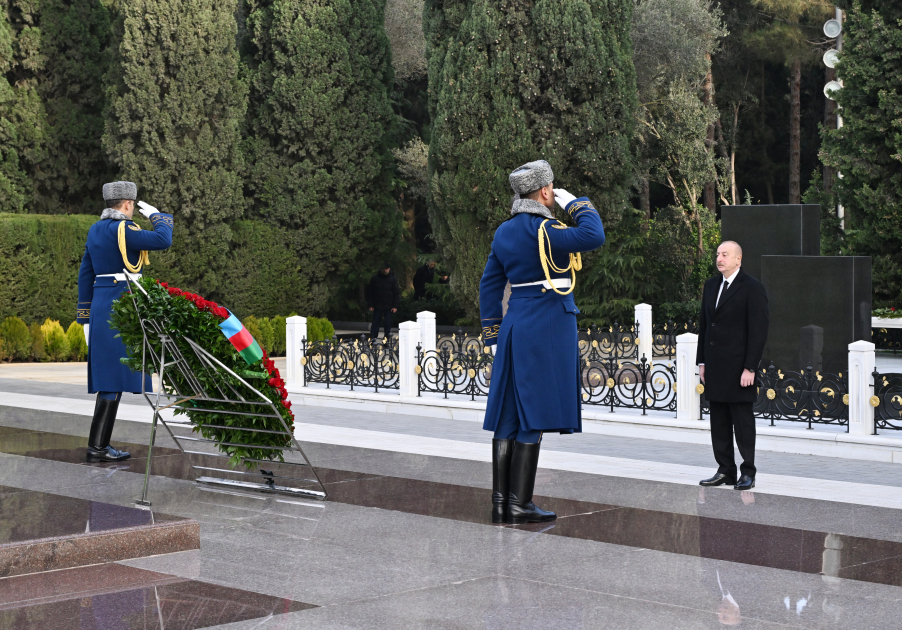 President Ilham Aliyev, First Lady Mehriban Aliyeva visit grave of National Leader Heydar Aliyev (PHOTO/VIDEO)