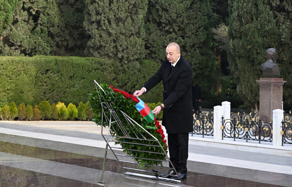 President Ilham Aliyev, First Lady Mehriban Aliyeva visit grave of National Leader Heydar Aliyev (PHOTO/VIDEO)