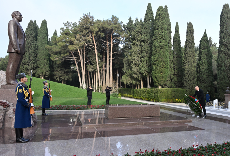 President Ilham Aliyev, First Lady Mehriban Aliyeva visit grave of National Leader Heydar Aliyev (PHOTO/VIDEO)