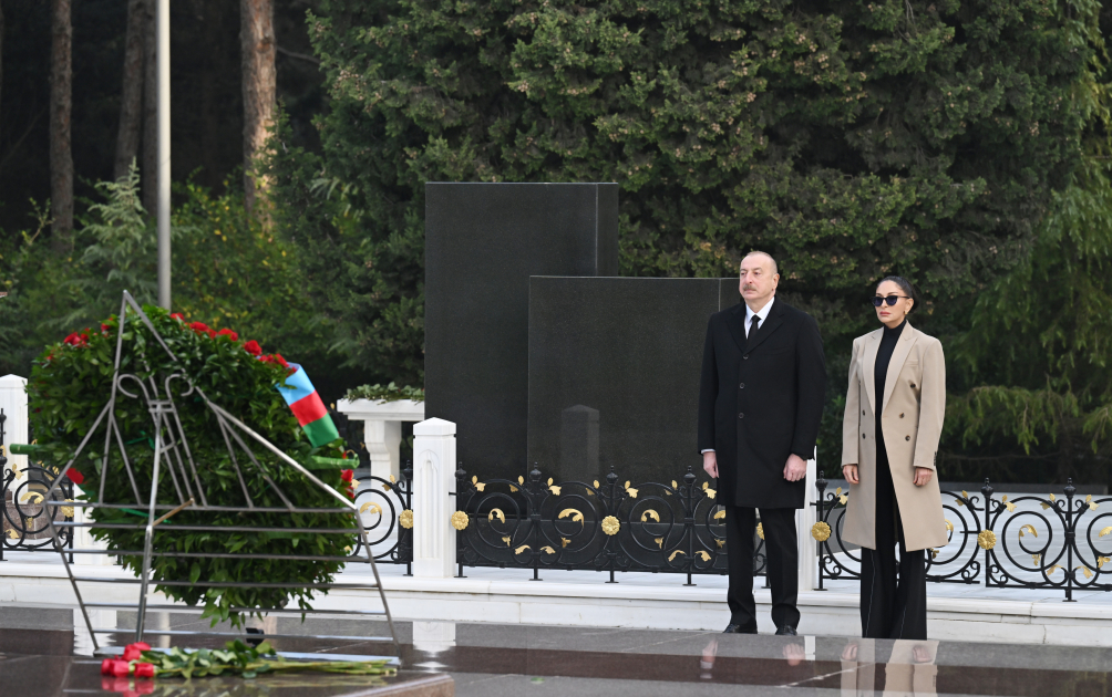 President Ilham Aliyev, First Lady Mehriban Aliyeva visit grave of National Leader Heydar Aliyev (PHOTO/VIDEO)