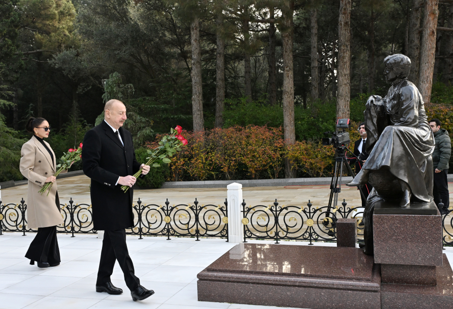President Ilham Aliyev, First Lady Mehriban Aliyeva visit grave of National Leader Heydar Aliyev (PHOTO/VIDEO)