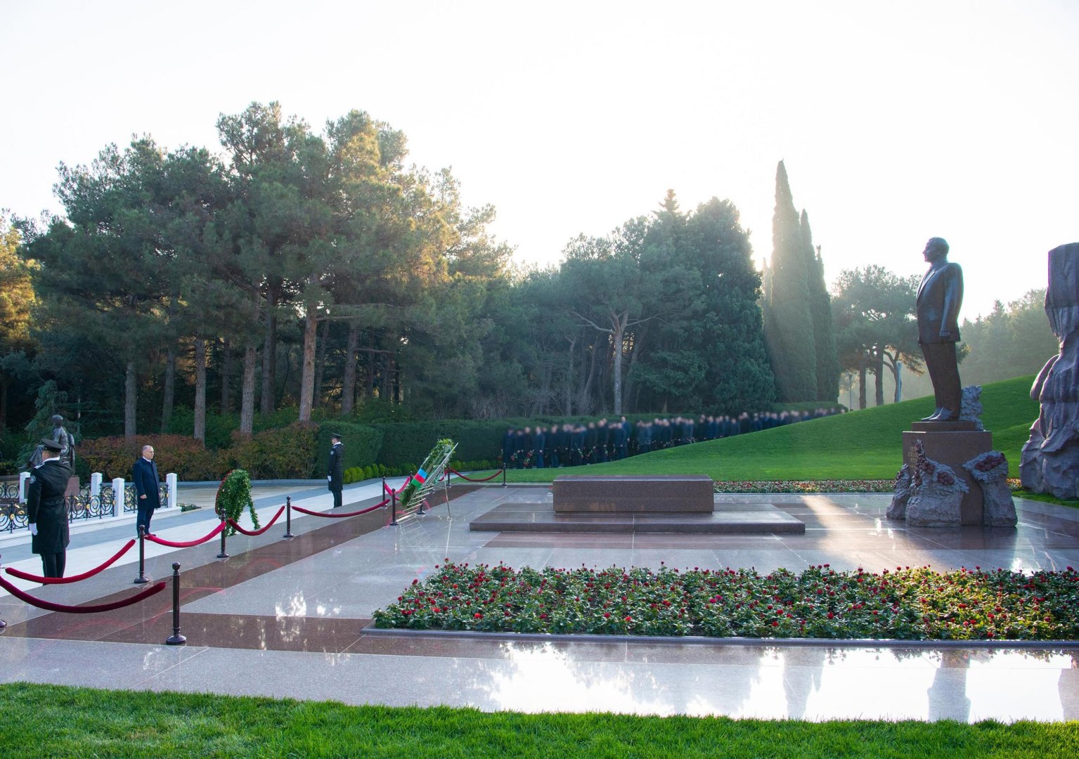 Azerbaijani security service staff visits National Leader Heydar Aliyev's tomb (PHOTO/VIDEO)