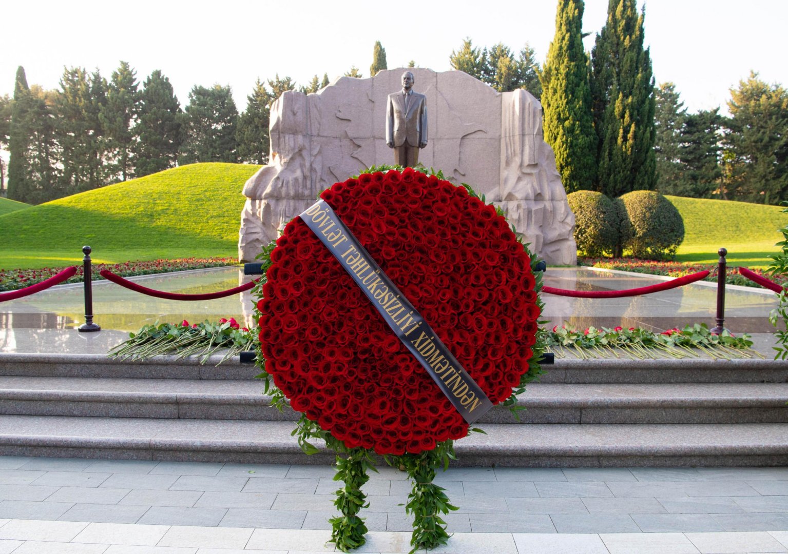 Azerbaijani security service staff visits National Leader Heydar Aliyev's tomb (PHOTO/VIDEO)