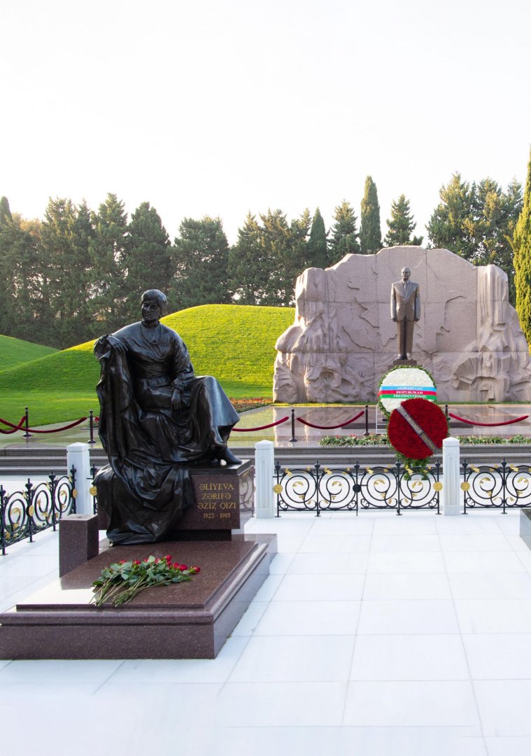 Azerbaijani security service staff visits National Leader Heydar Aliyev's tomb (PHOTO/VIDEO)