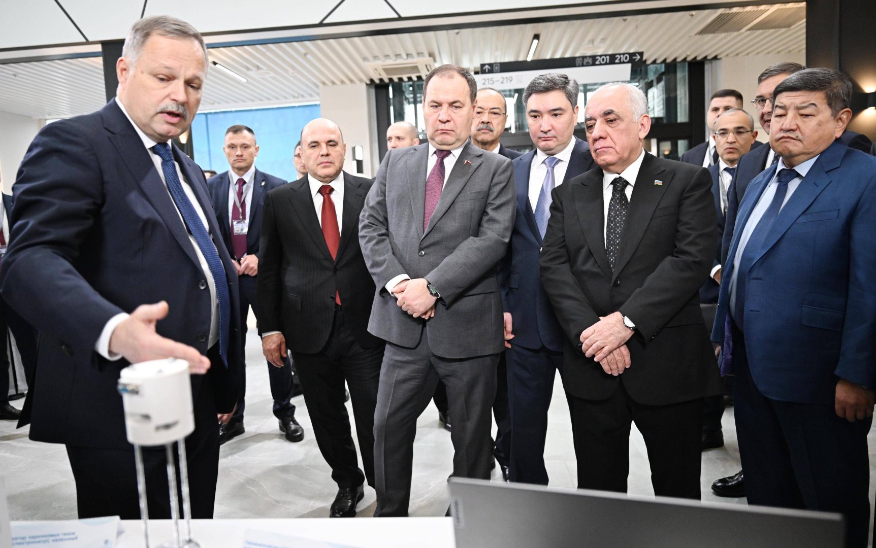 Azerbaijani PM visits Russia's Bauman Moscow State Technical University (PHOTO)