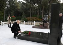 President Ilham Aliyev, First Lady Mehriban Aliyeva visit grave of National Leader Heydar Aliyev (PHOTO/VIDEO)