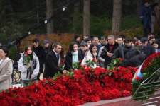 Azerbaijani people line up to honor memory of Great Leader Heydar Aliyev (PHOTO)