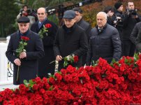 Azerbaijani people line up to honor memory of Great Leader Heydar Aliyev (PHOTO)