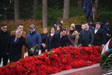Azerbaijani people line up to honor memory of Great Leader Heydar Aliyev (PHOTO)