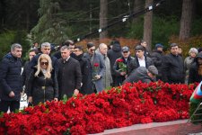 Azerbaijani people line up to honor memory of Great Leader Heydar Aliyev (PHOTO)