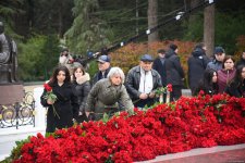 Azerbaijani people line up to honor memory of Great Leader Heydar Aliyev (PHOTO)