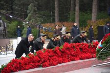 Azerbaijani people line up to honor memory of Great Leader Heydar Aliyev (PHOTO)