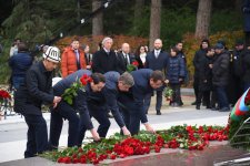 Azerbaijani people line up to honor memory of Great Leader Heydar Aliyev (PHOTO)