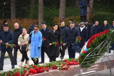 Azerbaijani people line up to honor memory of Great Leader Heydar Aliyev (PHOTO)