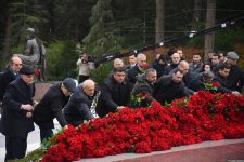 Azerbaijani people line up to honor memory of Great Leader Heydar Aliyev (PHOTO)