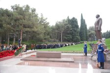 Azerbaijani people line up to honor memory of Great Leader Heydar Aliyev (PHOTO)