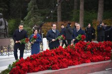 Azerbaijani people line up to honor memory of Great Leader Heydar Aliyev (PHOTO)