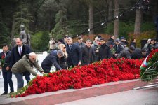 Azerbaijani people line up to honor memory of Great Leader Heydar Aliyev (PHOTO)