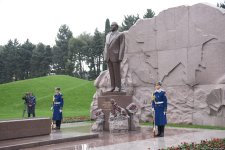 Azerbaijani people line up to honor memory of Great Leader Heydar Aliyev (PHOTO)
