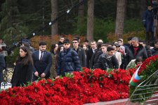 Azerbaijani people line up to honor memory of Great Leader Heydar Aliyev (PHOTO)